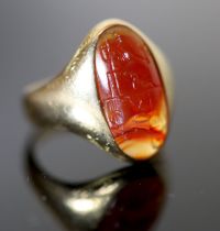 A Victorian 18ct gold and oval intaglio 'two way' agate ring, carved with black and caucasian gentlemen,                               