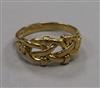 A George V 18ct gold knot ring, size Z.                                                                                                