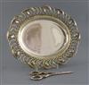 An Edwardian parcel gilt silver oval fruit dish and similar pair of grape shears, by Peter Henderson Deere, 24 oz.                     