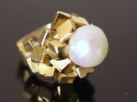 A modern continental 18ct gold (stamped 750) and baroque cultured pearl set modernist dress ring,                                      