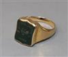 An early 20th century 18ct gold and bloodstone set signet ring, the matrix carved with crest and motto, size R.                        