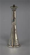 An Edwardian novelty silver club lighter in the form of a hunting horn, London, 1904, 11.8cm.                                          