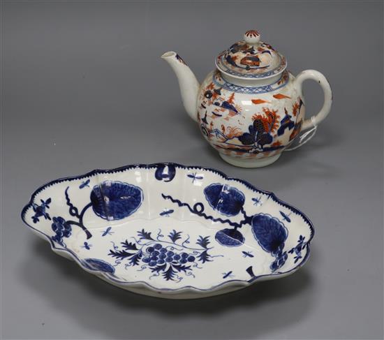 A Lowestoft dolls house pattern porcelain tea pot and cover and a Worcester blue and white dish, circa 1770, length 27cm