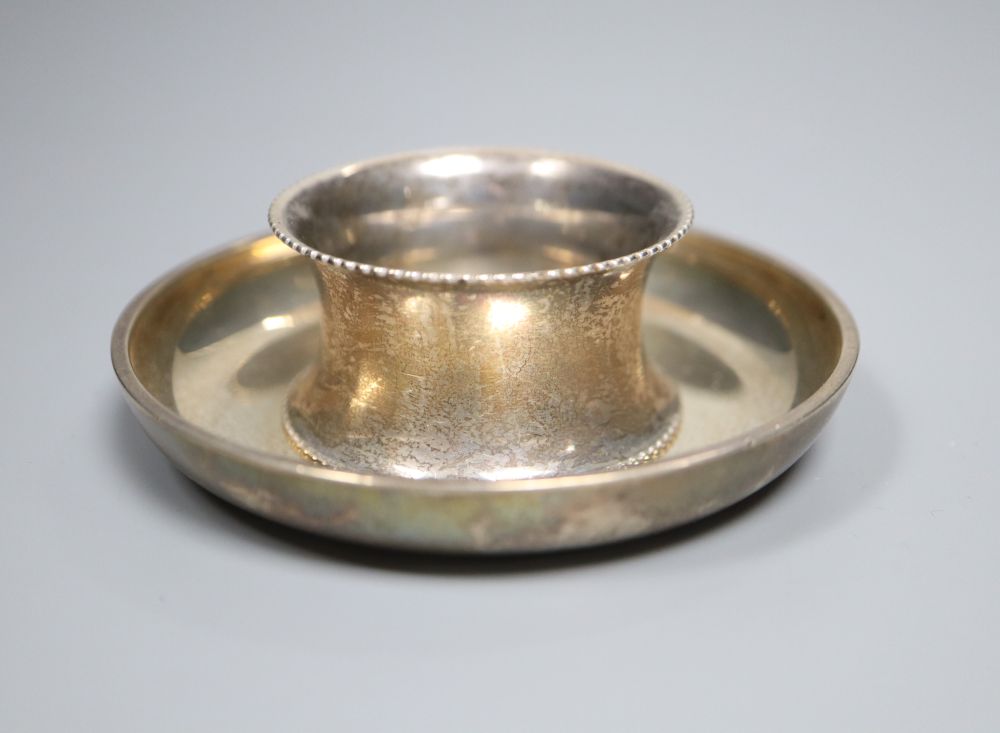 A silver circular ashtray, London, 1932 and a later silver serviette ring, gross 4oz.
