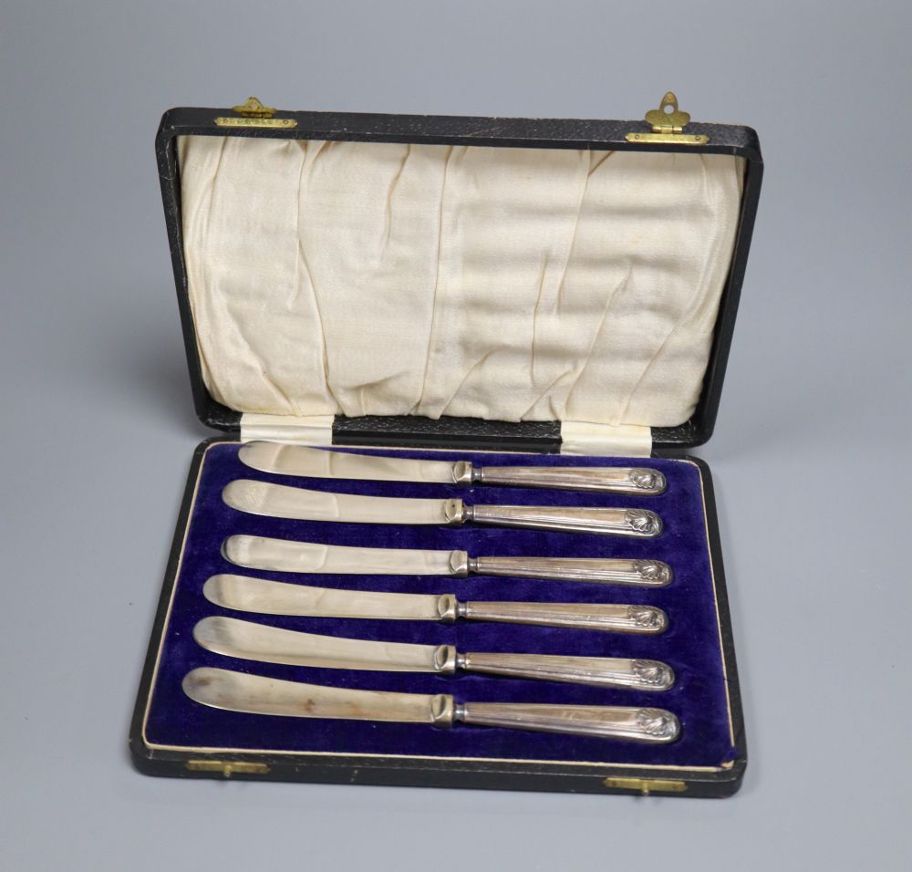 A cased set of six George V silver handled tea knives.