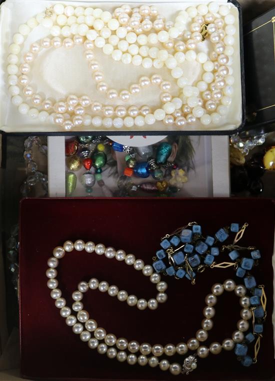 A quantity of assorted costume jewellery. A quantity of assorted costume jewellery.