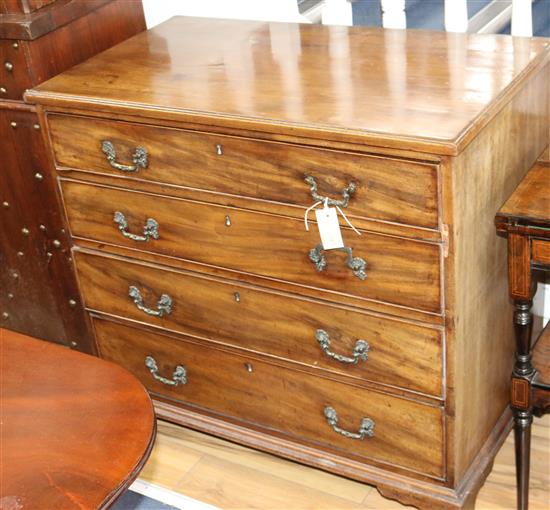 A George III mahogany chest of drawers W.89cm A George III mahogany chest of drawers W.89cm