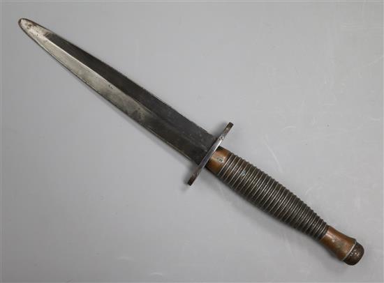 A World War II Fairburn Sykes 3rd pattern commando fighting knife, broad arrow mark stamped 2. L 28cm A World War II Fairburn Sykes 3rd pattern commando fighting knife, broad arrow mark stamped 2. L 28cm