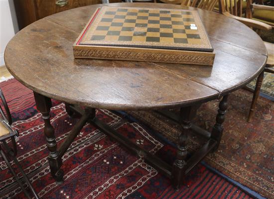 An 18th century oak gateleg table W.130cm An 18th century oak gateleg table W.130cm