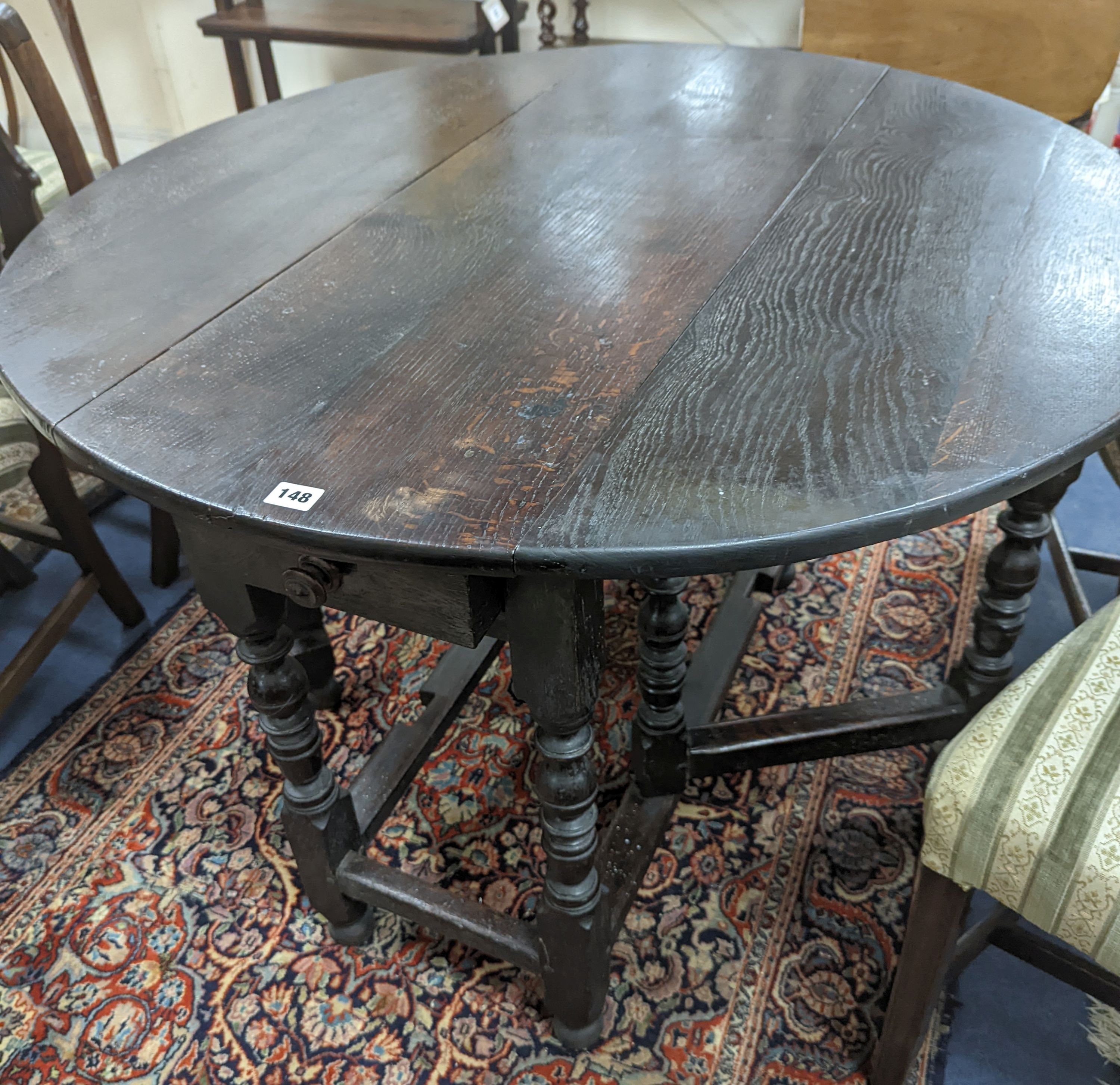An oak gateleg table. W-107cm, D-105cm, H-73cm.