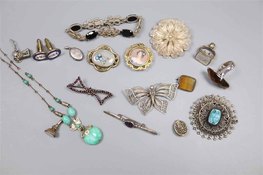 Mixed jewellery including ceramic scarab set filligree brooch, fob seal, cufflinks, garnet brooch etc.