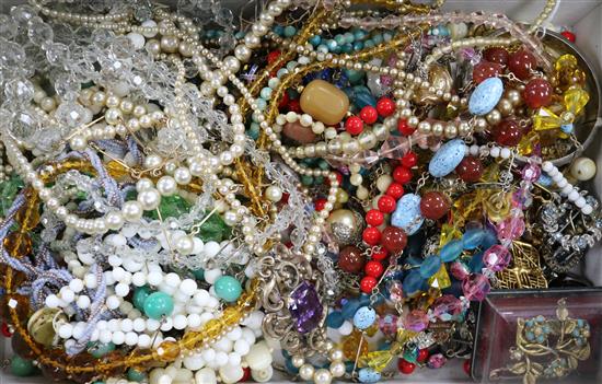 A box of assorted costume jewellery. A box of assorted costume jewellery.