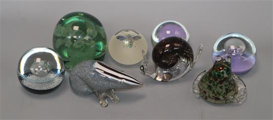 An Art Deco slate and onyx clock mounted with seagulls and a pair of Art Deco marble and onyx pedestals An Art Deco slate and onyx clock mounted with seagulls and a pair of Art Deco marble and onyx pedestals