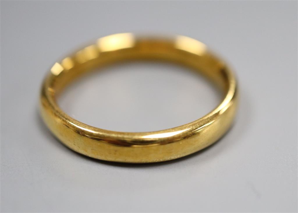 A 22ct gold wedding band, size O, 5.3 grams.