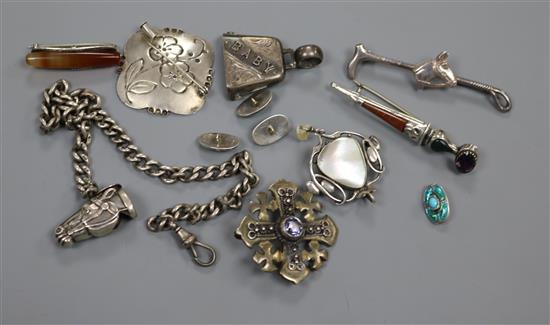 Mixed jewellery including including silver and Scottish dirk brooch and Art Nouveau pendant brooch. Mixed jewellery including including silver and Scottish dirk brooch and Art Nouveau pendant brooch.