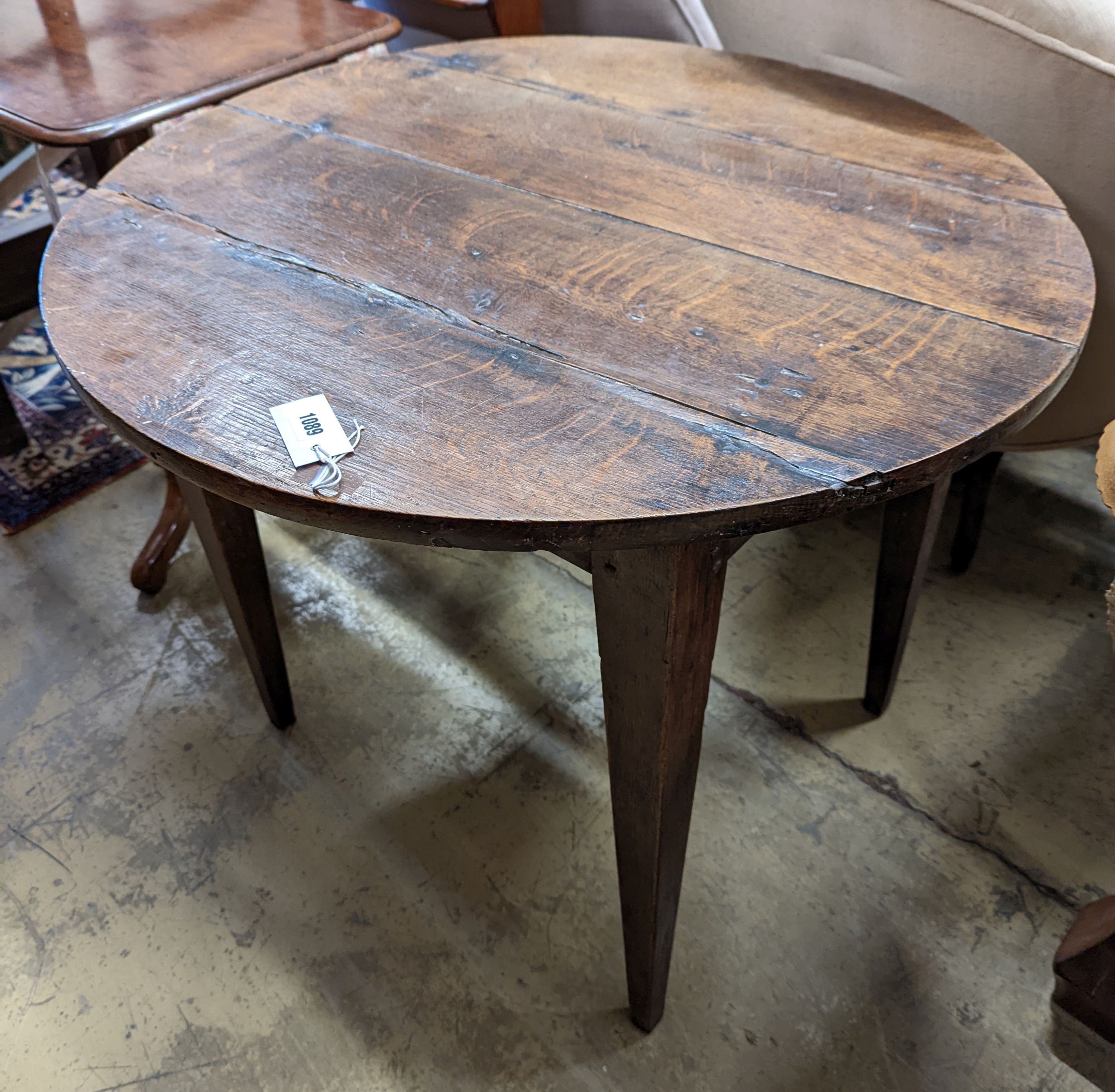 A 19th century circular oak tea table, diameter 82cm, height 69cm