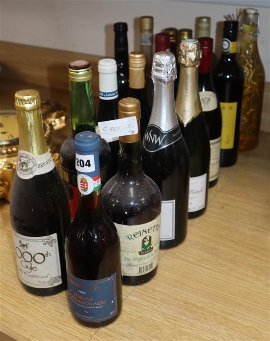 Four assorted red wines, two Champagnes and eight other assorted