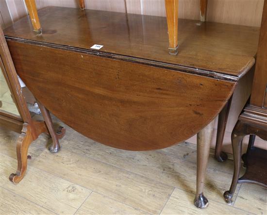 An 18th century mahogany oval drop-leaf cottage dining table W.115cm An 18th century mahogany oval drop-leaf cottage dining table W.115cm