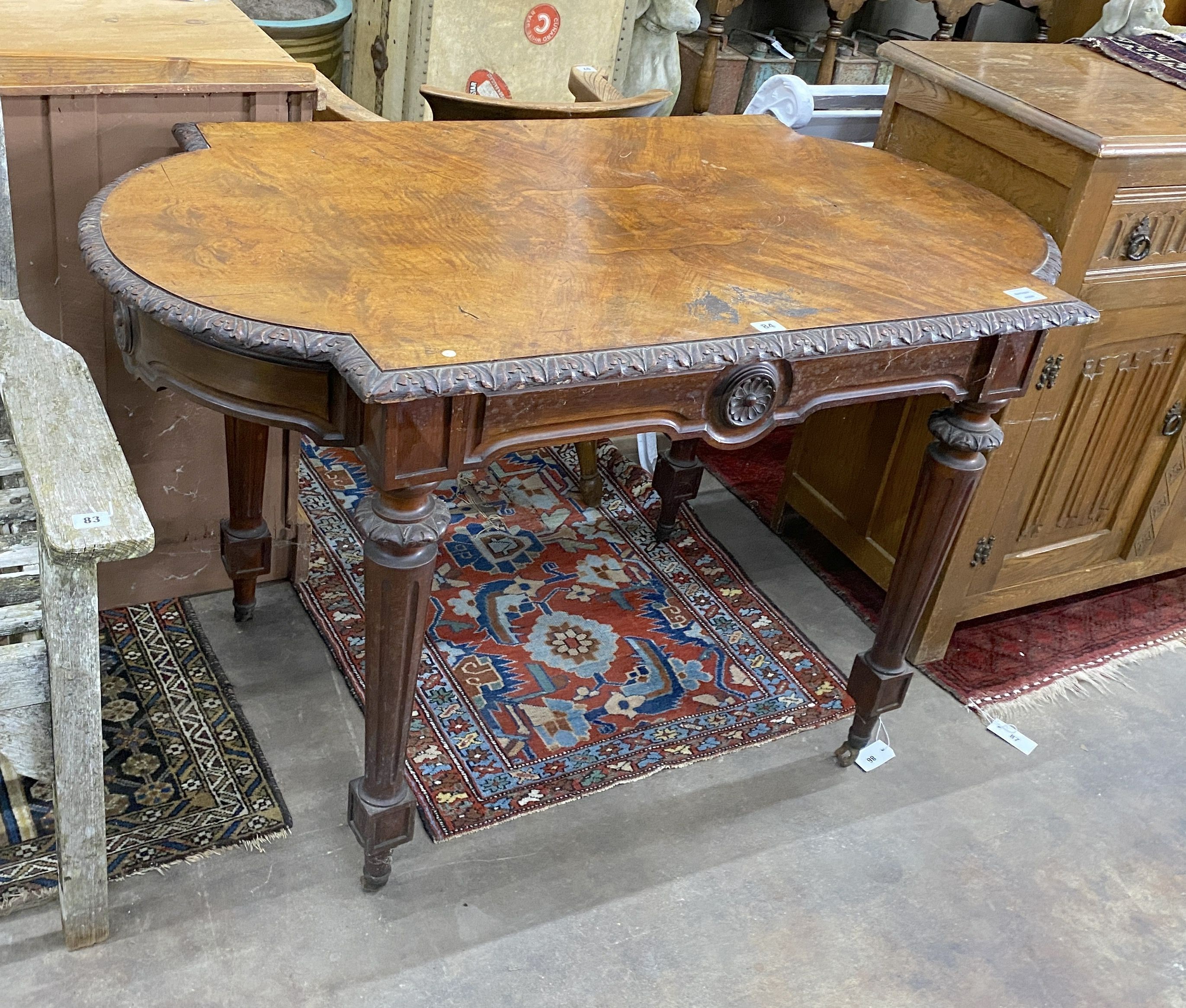 A Victorian walnut shaped oval centre table, width 122cm, depth 68cm, height 76cm