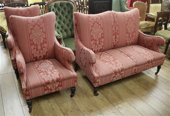 An Edwardian three piece salon suite sofa W.116cm An Edwardian three piece salon suite sofa W.116cm