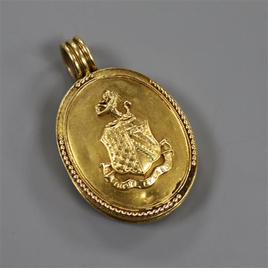 A yellow metal oval enclosed locket, late 19th/early 20th century, L 4.5cm (inc suspension loop) A yellow metal oval enclosed locket, late 19th/early 20th century, L 4.5cm (inc suspension loop)