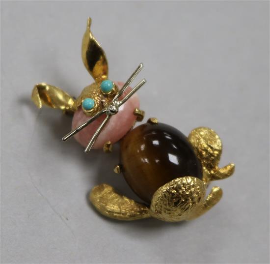 An 18ct gold and quartz and turquoise style set novelty brooch, modelled as a rabbit, 29mm. An 18ct gold and quartz and turquoise style set novelty brooch, modelled as a rabbit, 29mm.