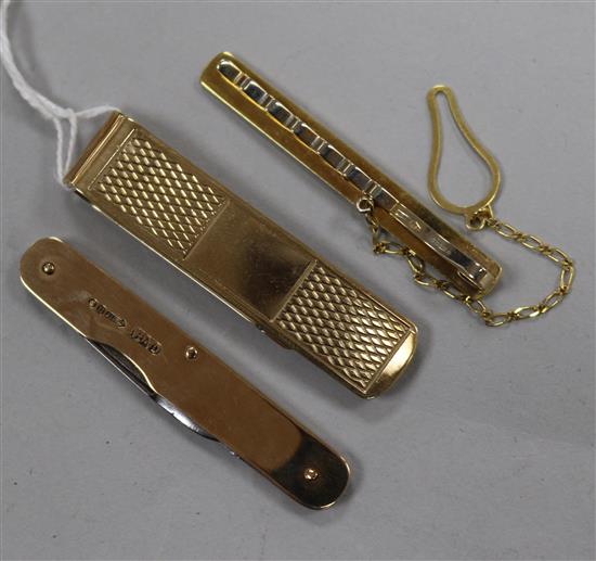 Two 9ct gold tie clips and a 9ct gold mounted penknife. Two 9ct gold tie clips and a 9ct gold mounted penknife.