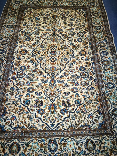 A Kashan carpet 300 x 200cm A Kashan carpet 300 x 200cm
