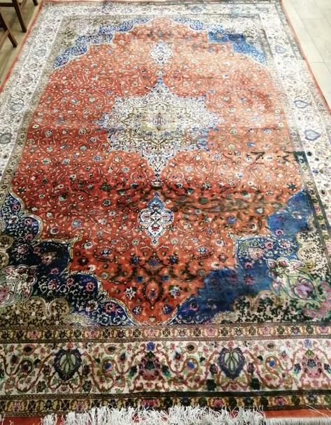 A Kashan red ground carpet 300 x 200cm Sale 200120 - Lot 859 - - Gorringe's