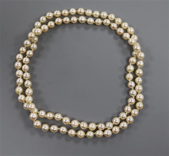 A single string cultured pearl necklace, 70cm. A single string cultured pearl necklace, 70cm.