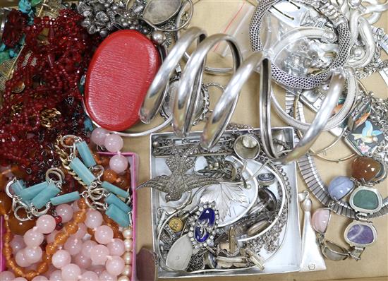 A quantity of mixed jewellery including costume and silver. A quantity of mixed jewellery including costume and silver.