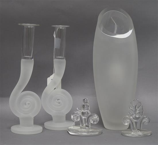 Catherine Hough, a heavy elliptical frosted glass vase and four items by Simon Moore, H 31.5cm (vase) Catherine Hough, a heavy elliptical frosted glass vase and four items by Simon Moore, H 31.5cm (vase)