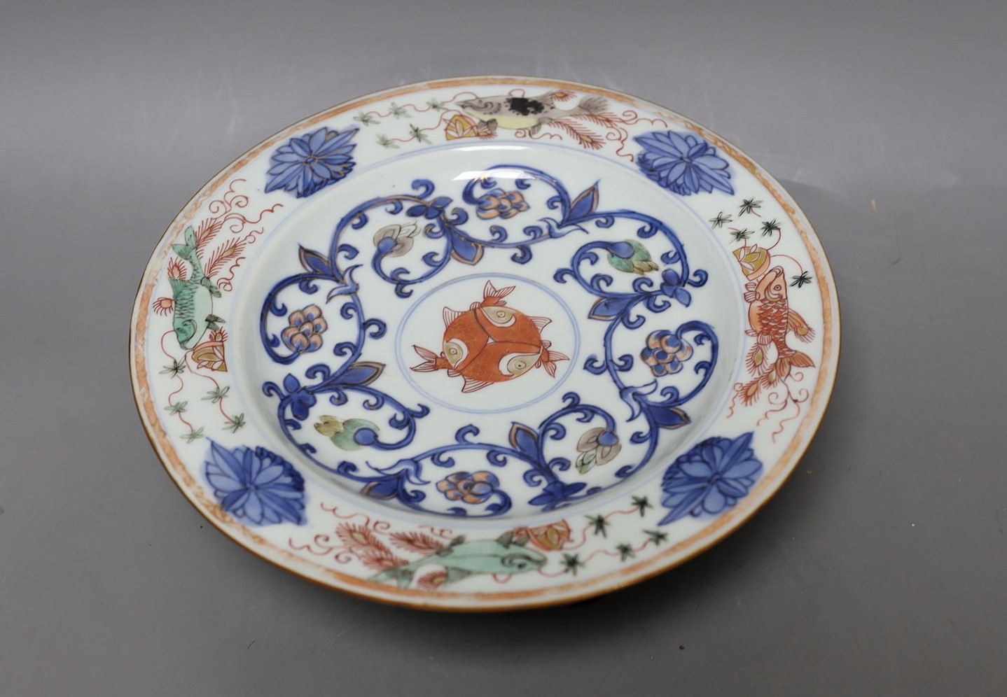 An 18th century Chinese export green Imari palette "fish" plate with hardwood stand, 22cm diameter                                                                                                                          