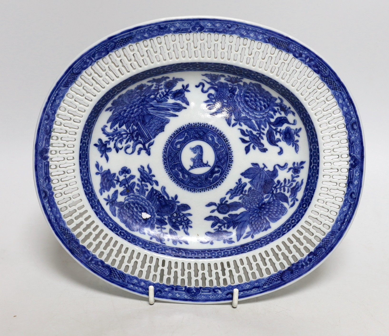 A Chinese crested blue and white stand, Qianlong period, 23.5cms wide                                                                                                                                                       