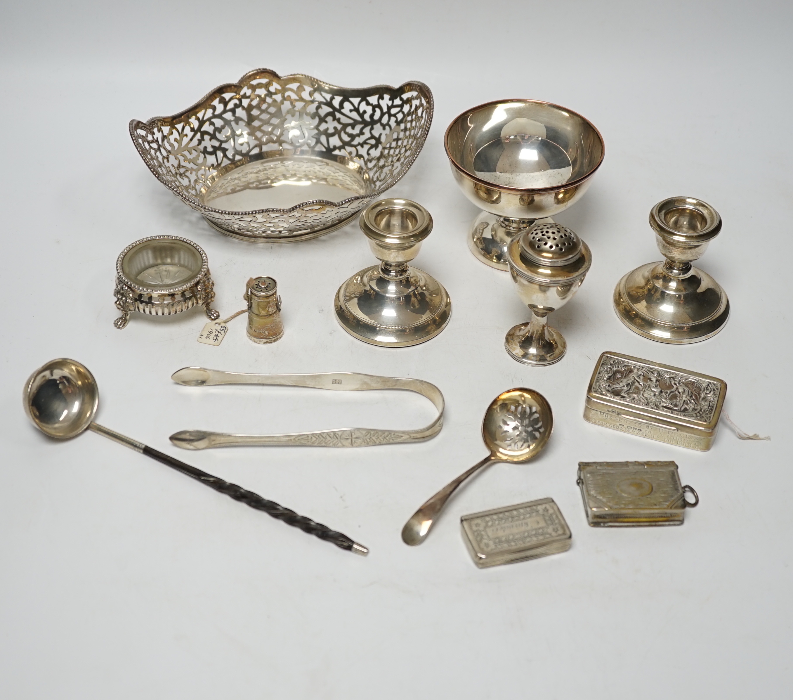 A small quantity of silver items to include a presentation snuff box, Chester, 1901, 69mm, vesta cases, condiments including 'milk churn' pepperette, George III vase shaped pepperette, ring box modelled as a coal scuttle