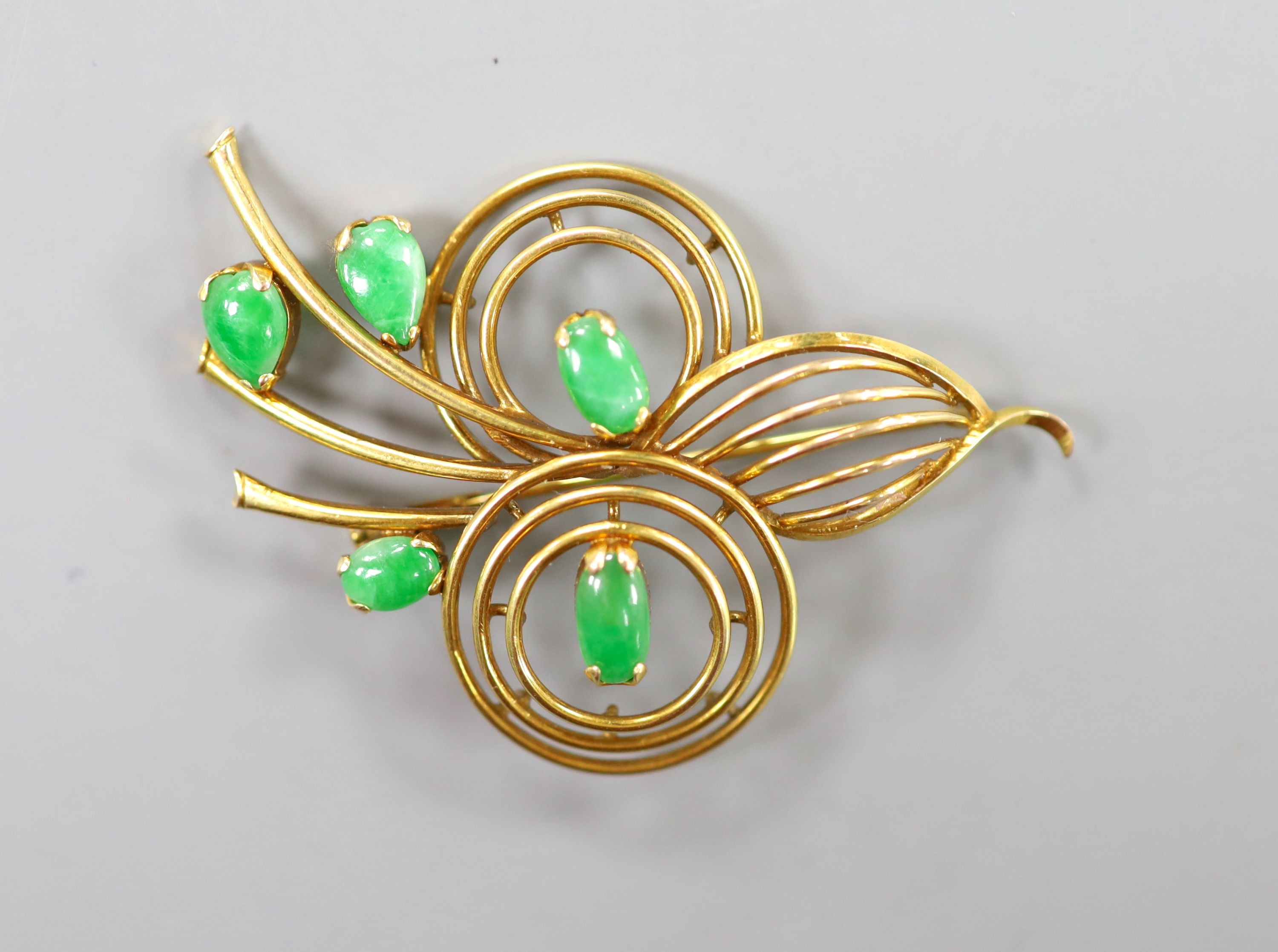 A 14k yellow metal and five stone cabochon jade set stylised spray brooch, 50mm, gross weight 8.9 grams.                                                                                                                    