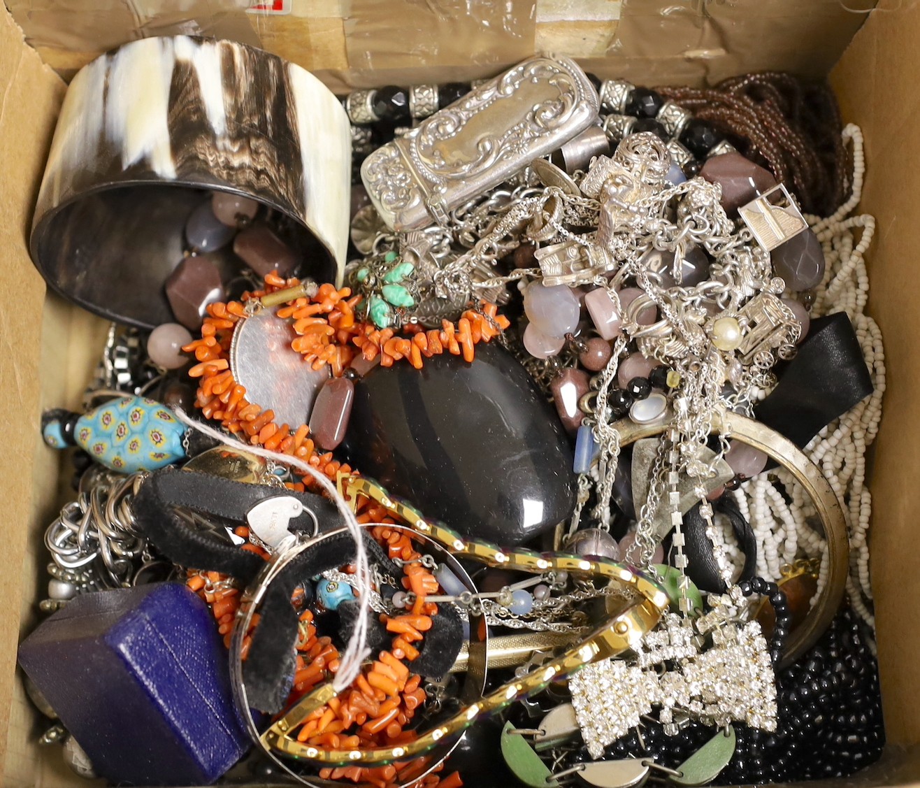 A quantity of assorted costume jewellery including necklaces and minor silver                                                                                                                                               