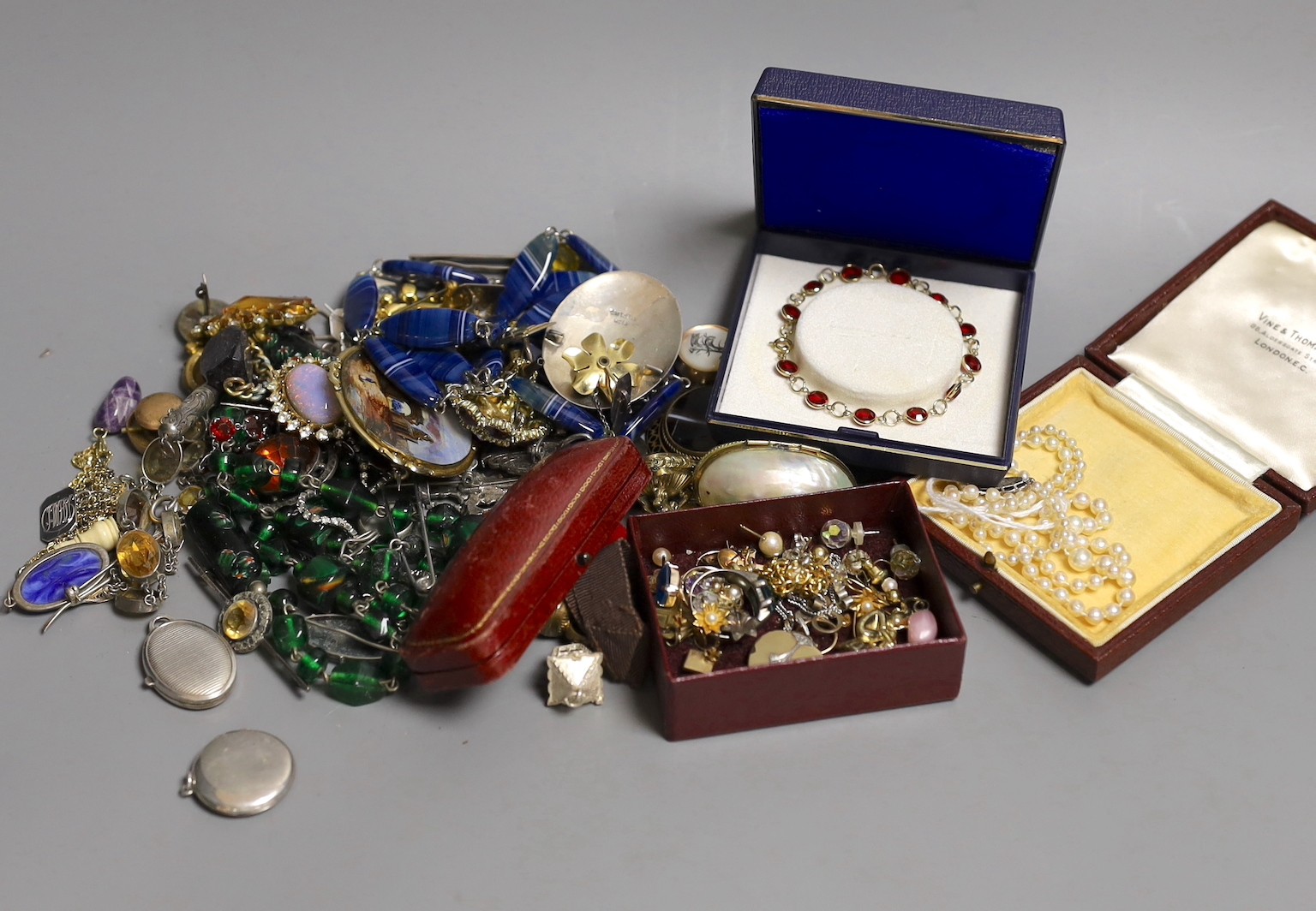 A group of assorted costume jewellery including a single strand pearl necklace                                                                                                                                              