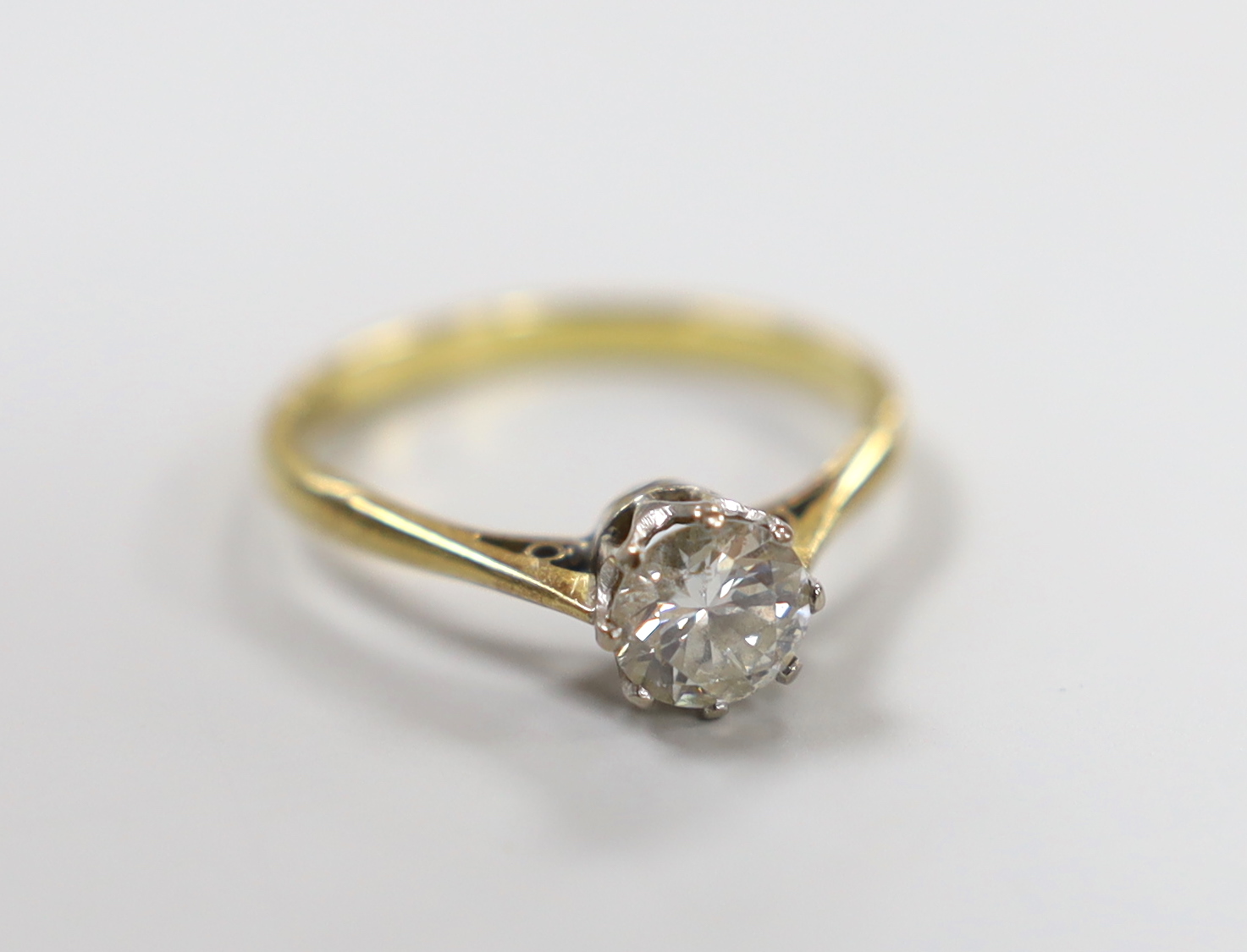 An 18ct and solitaire diamond set ring, size P/Q, gross weight 2.6 grams.                                                                                                                                                   