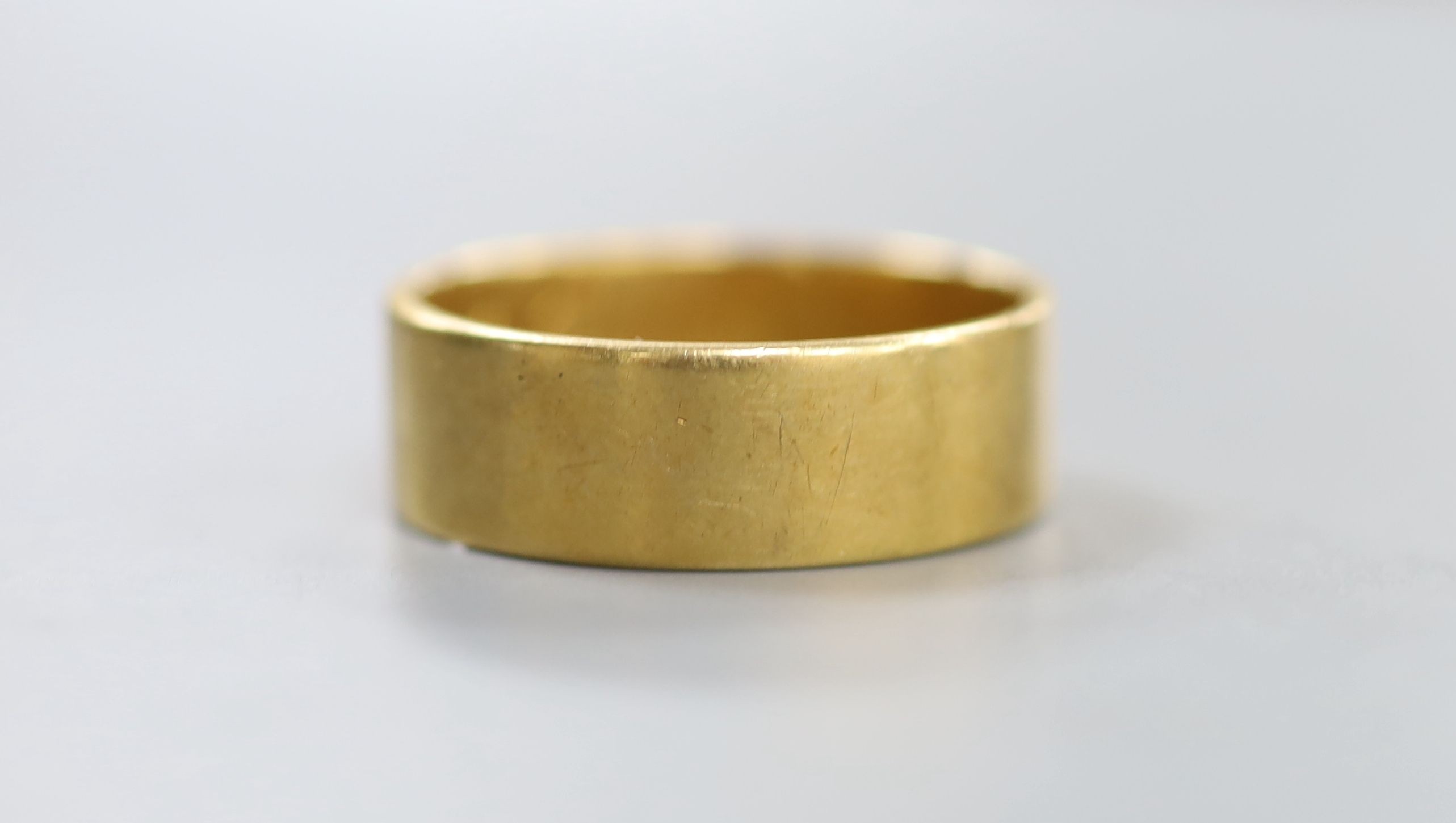 An early 20th century 18ct gold wedding band, size V/W, 9 grams.                                                                                                                                                            