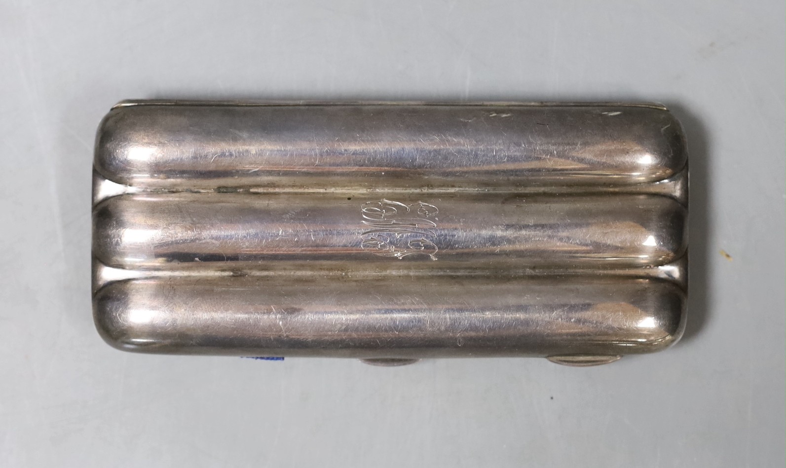 A George V silver three division cigar case, Robert Pringle & Sons, Chester, 1926, 14cm.                                                                                                                                    