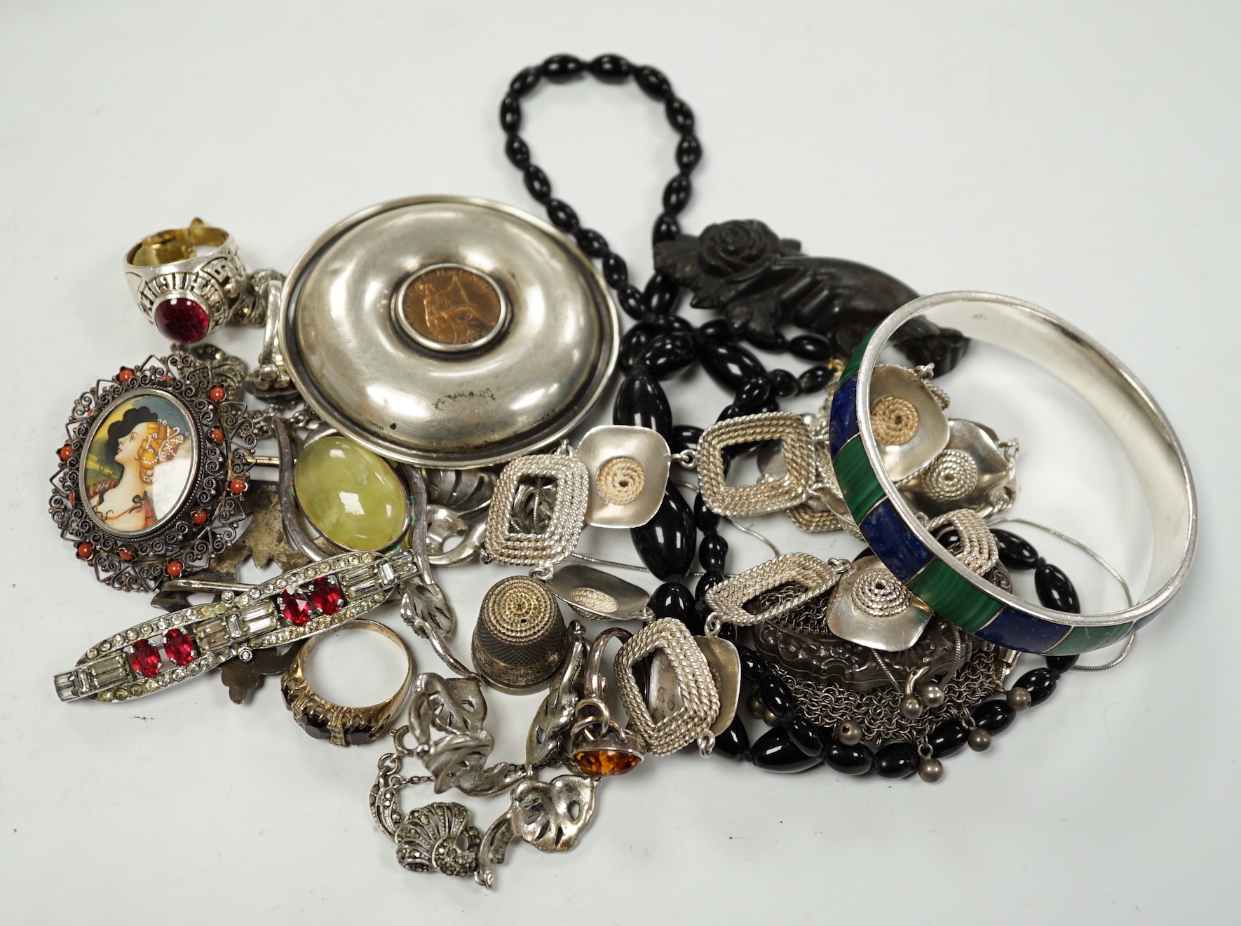 A group of assorted mainly silver and 925 jewellery, including a Georg Jensen twin dolphin brooch, 40mm, lockets, a Victorian yellow metal overlaid, carnelian and bloodstone set spinning fob, etc.                        