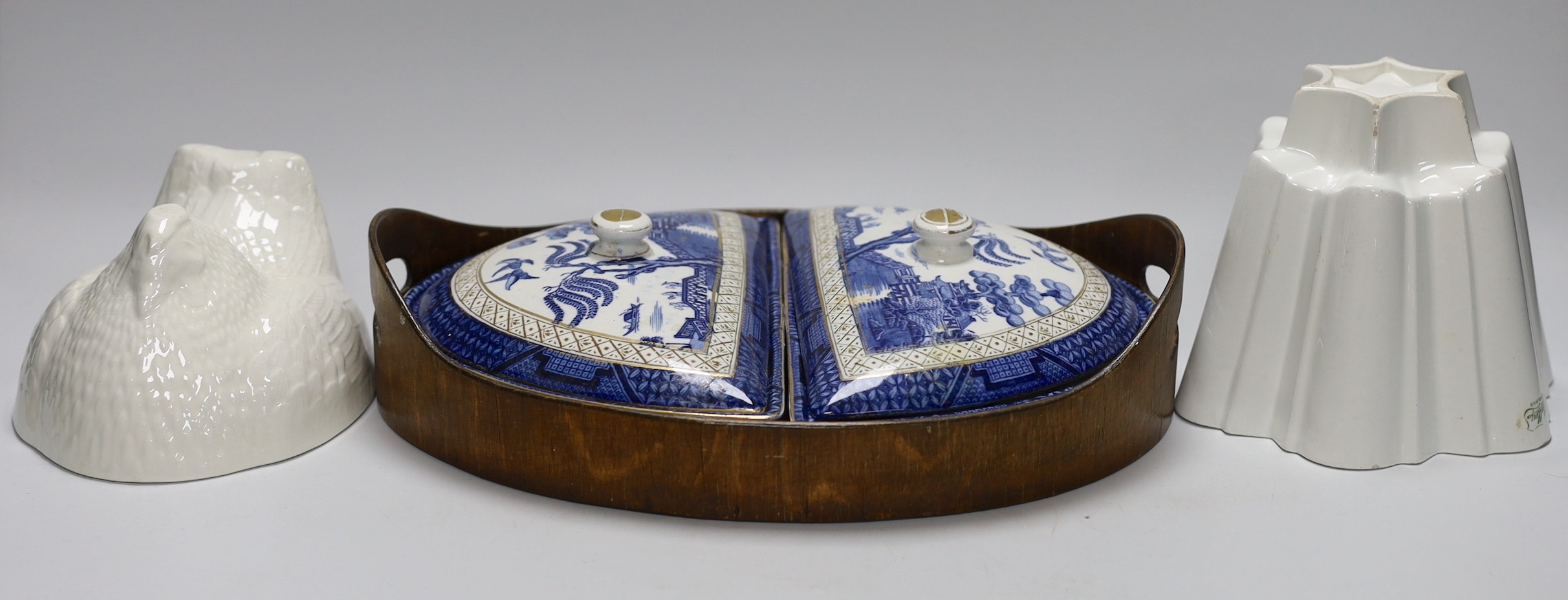 A Booths Real Old Willow pattern hors d'oeuvres set and two jelly moulds, Shelley and Greens                                                                                                                                