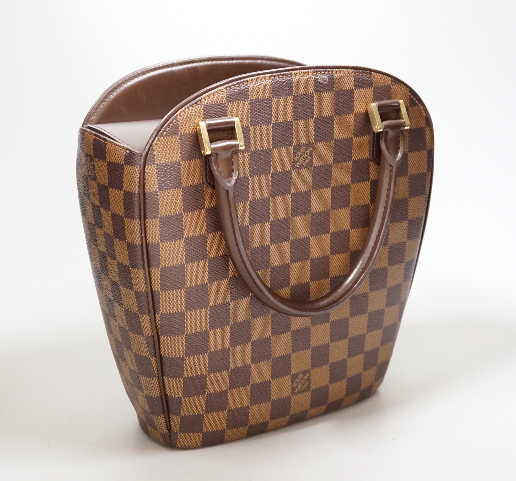 A Louis Vuitton lady’s handbag, with chequered sides, with original dust bag, 26cm excl. handles                                                                                                                            