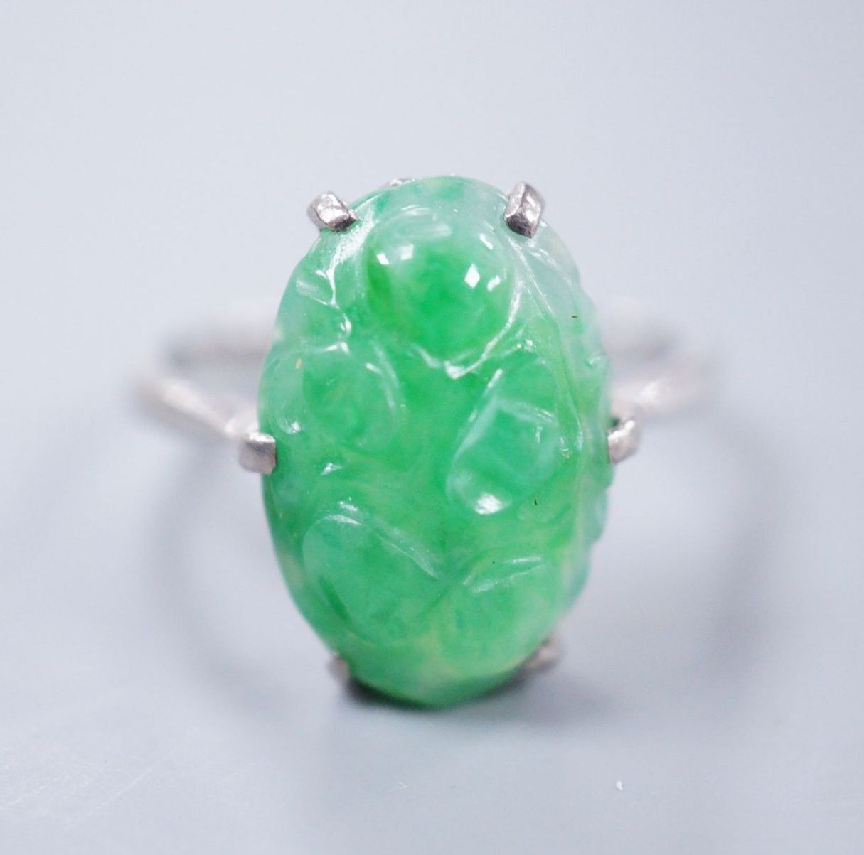 An 18ct white gold and carved jade dress ring, size M, gross 3.9 grams                                                                                                                                                      