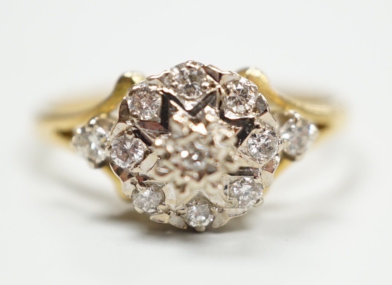 A modern 18ct gold and diamond chip set cluster ring, size 4 grams.                                                                                                                                                         