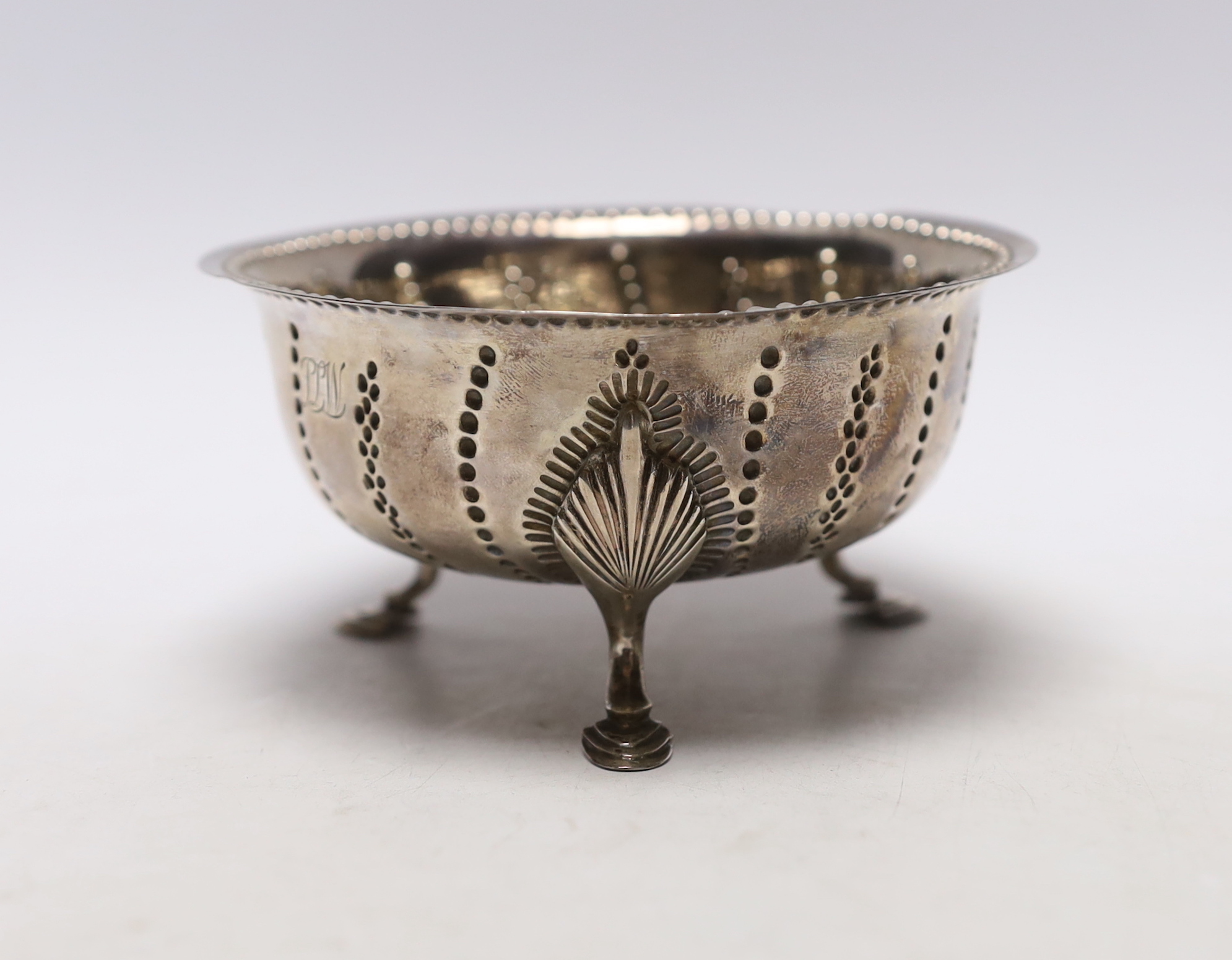 A late Victorian Irish silver sugar bowl, John Smyth, Dublin, 1894, diameter, 12.4cm, 4.5oz.                                                                                                                                