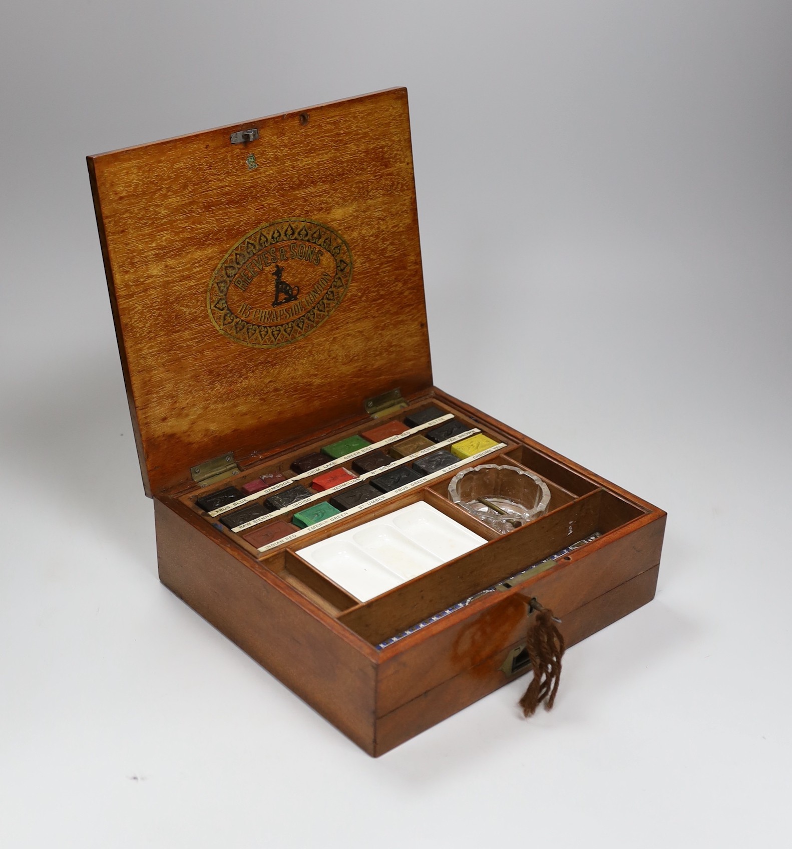 A Reeves & Sons mahogany cased watercolour set 23 cm                                                                                                                                                                        