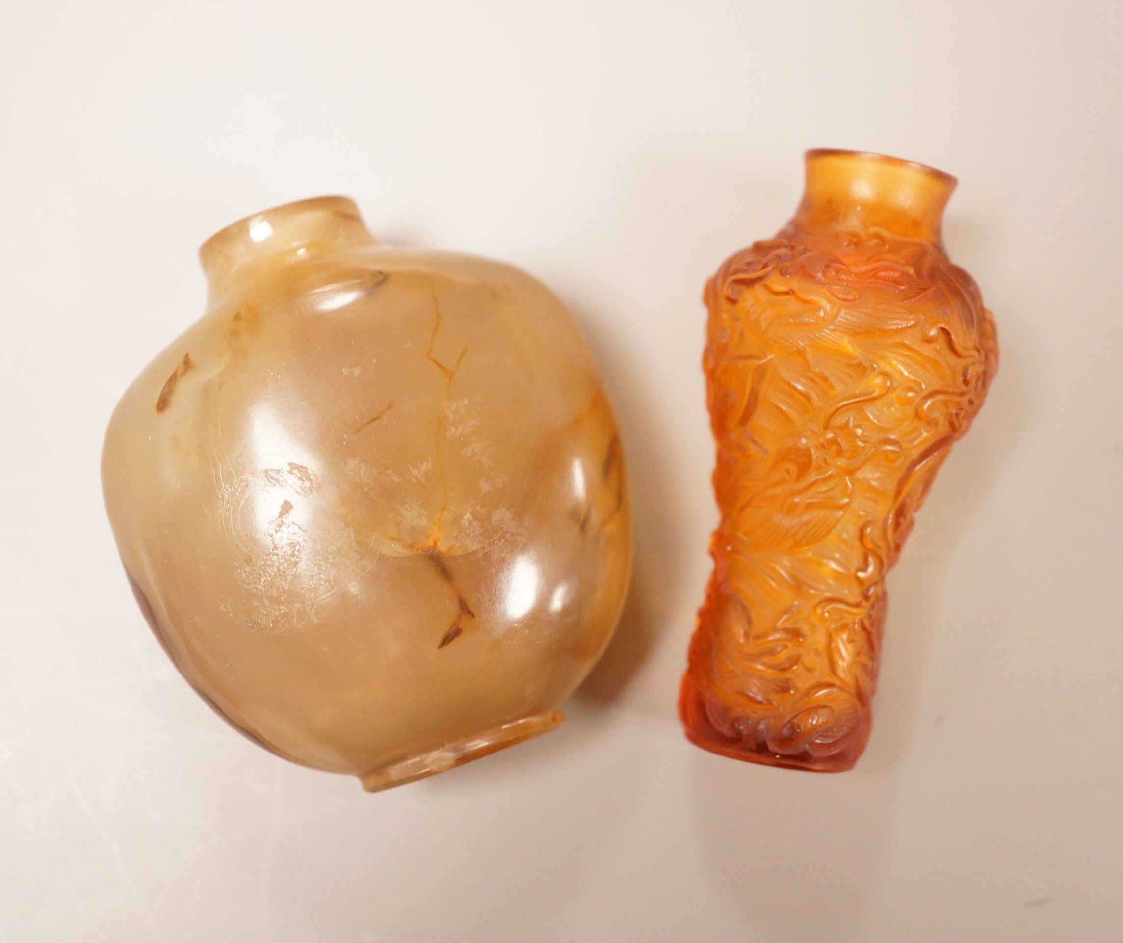 A Chinese agate snuff bottle and an amber glass snuff bottle                                                                                                                                                                