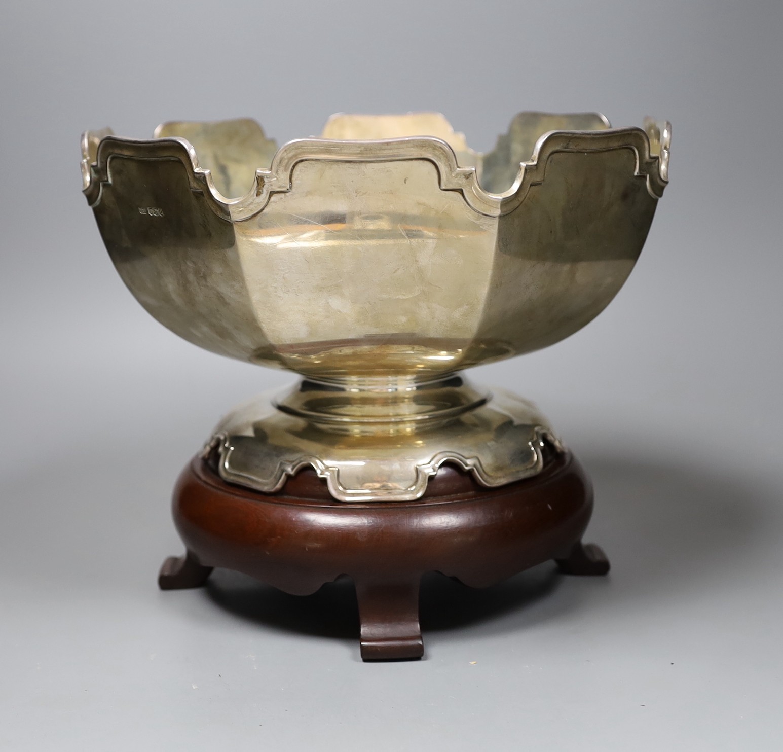 A George VI silver rose bowl, makers Mappin & Webb, Sheffield 1937, diameter 26cm, 38 oz., with original wooden plinth                                                                                                      